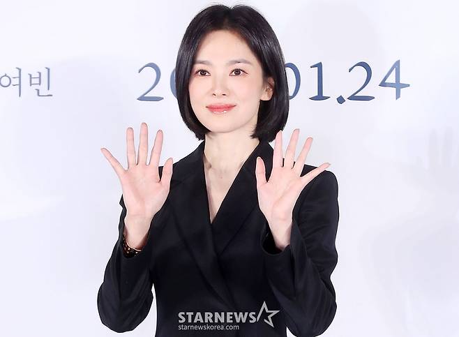 배우 송혜교가 16일 오전 서울 용산구 아이파크몰 CGV에서 진행된 영화 '검은 수녀들' 제작보고회에 참석해 포즈를 취하고 있다. '검은 수녀들'은 '검은 사제들'의 두 번째 이야기로 강력한 악령에 사로잡힌 소년을 구하기 위해 금지된 의식에 나서는 사람들의 이야기를 그린 영화다. 내년 1월 24일 개봉. 2024.12.16 /사진=김창현 chmt@