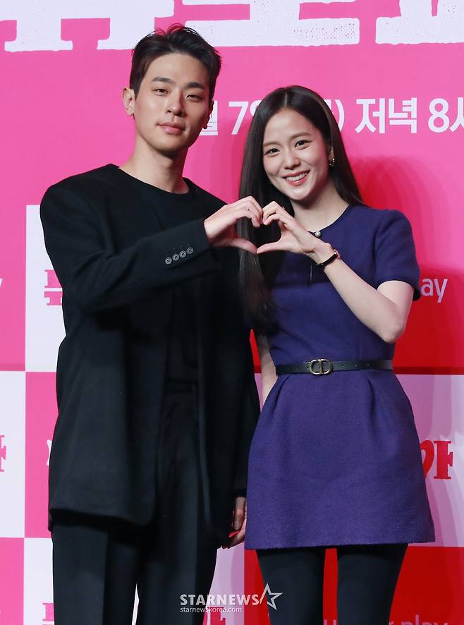 배우 박정민, 지수가 7일 오전 서울 여의도 콘래드호텔에서 진행된 쿠팡플레이 오리지널 시리즈 '뉴토피아' 제작발표회에서 포즈를 취하고 있다. 군인 재윤과 곰신 영주가 좀비에 습격당한 서울 도심을 가로질러 서로에게 달려가는 이야기 '뉴토피아'는 2월 7일 공개된다. /2025.01.07 /사진=이동훈 photoguy@