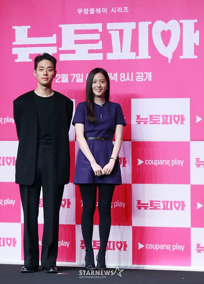 배우 박정민, 지수가 7일 오전 서울 여의도 콘래드호텔에서 진행된 쿠팡플레이 오리지널 시리즈 '뉴토피아' 제작발표회에서 포즈를 취하고 있다. 군인 재윤과 곰신 영주가 좀비에 습격당한 서울 도심을 가로질러 서로에게 달려가는 이야기 '뉴토피아'는 2월 7일 공개된다. /2025.01.07 /사진=이동훈 photoguy@