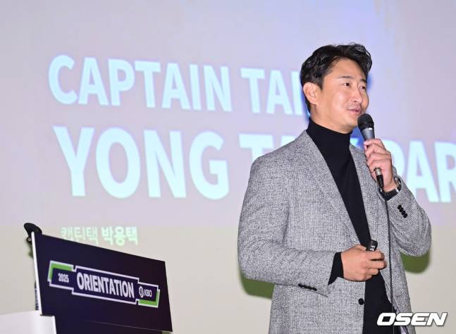 박용택 해설위원이 7일 대전 컨벤션센터에서 열린 2025 KBO 신인 오리엔테이션에서 강연을 하고 있다.
