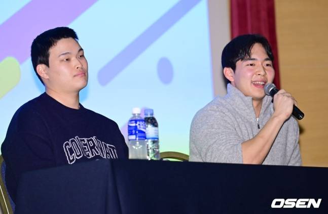 KIA 최지민(왼쪽)과 NC 김휘집이 7일 대전 컨벤션센터에서 열린 2025 KBO 신인 오리엔테이션에서 후배들의 질문을 받고 있다.
