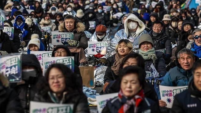 대통령 관저 인근에서 열린 윤석열 즉각 체포 촉구 긴급행동 집회에서 참가자들이 피켓을 들고 있다. [사진 | 뉴시스]