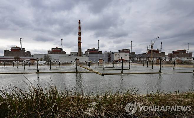 우크라이나 자포리자 원자력 발전소와 인근 냉각수 연못  [EPA 연합뉴스 자료 사진. 재판매 및 DB 금지]
