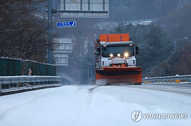 제설 작업 한창 (인제=연합뉴스) 강원 내륙과 산지를 중심으로 많은 눈이 내린 5일 인제군 도로에서 제설 작업이 한창이다. 2025.1.5 [인제군 제공. 재판매 및 DB 금지] taetae@yna.co.kr