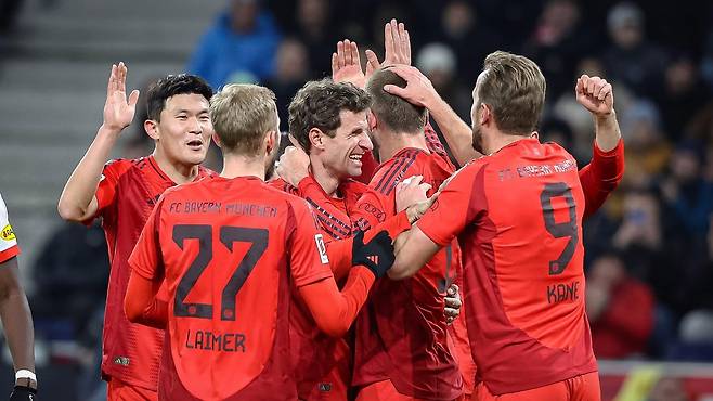 동료들과 함께 골세리머니를 펼치는 김민재 [바이에른 뮌헨 홈페이지 캡처. 재판매 및 DB 금지]