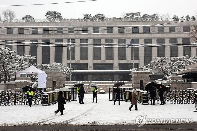 '8인 체제' 헌재, 내일 첫 재판관 회의 열어 (서울=연합뉴스) 한종찬 기자 = 헌법재판소가 '8인 체제' 구성 이후 처음으로 6일 재판관 회의를 연다. 사진은 5일 오전 서울 종로구 헌법재판소. 2025.1.5 saba@yna.co.kr