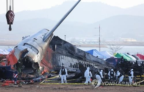 제주항공 여객기 참사 현장 조사하는 경찰 과학수사대 [연합뉴스 자료사진]