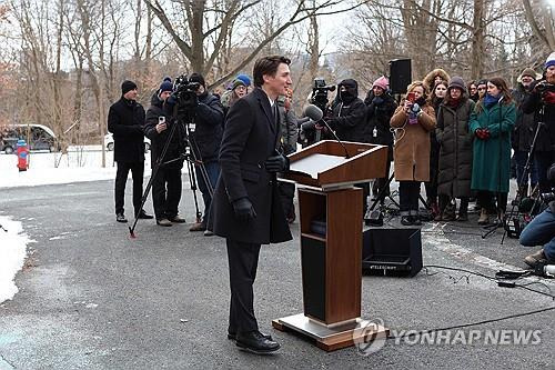 사임 기자회견하는 트뤼도 총리 [오타와 AFP=연합뉴스]