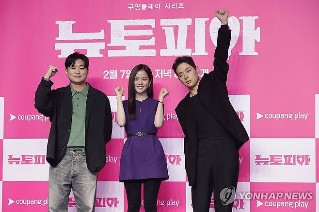 '뉴토피아' 주역들 (서울=연합뉴스) 강민지 기자 = 7일 오전 서울 영등포구 콘래드 호텔에서 열린 쿠팡플레이 시리즈 '뉴토피아' 제작발표회에서 감독과 배우드링 포즈를 취하고 있다. 왼쪽부터 윤성현 감독, 지수, 박정민. 2025.1.7 mjkang@yna.co.kr