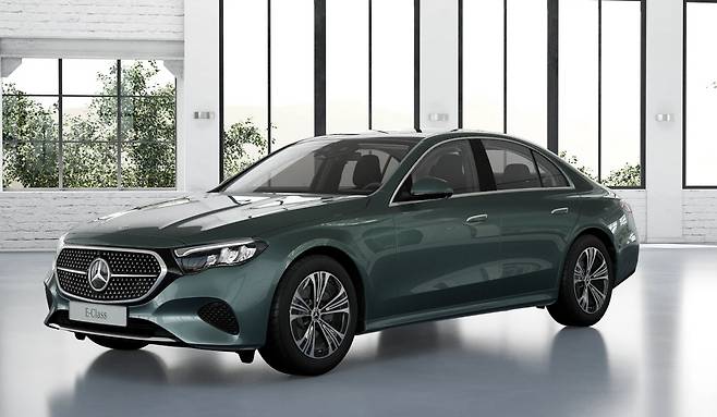 '메르세데스 벤츠 코리아가 24년 자동차안전도평가 종합점수 1위를 기념해 E200 출고 고객 대상 2년 7만 km 보증 연장을 제공한다.' 사진=벤츠코리아