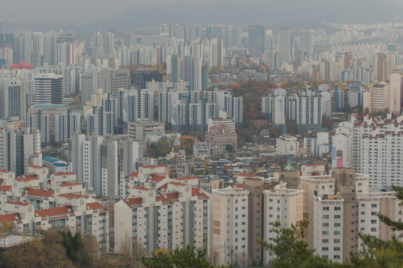 서울 인왕산에서 바라본 서울 시내 아파트 모습.(사진=연합뉴스)