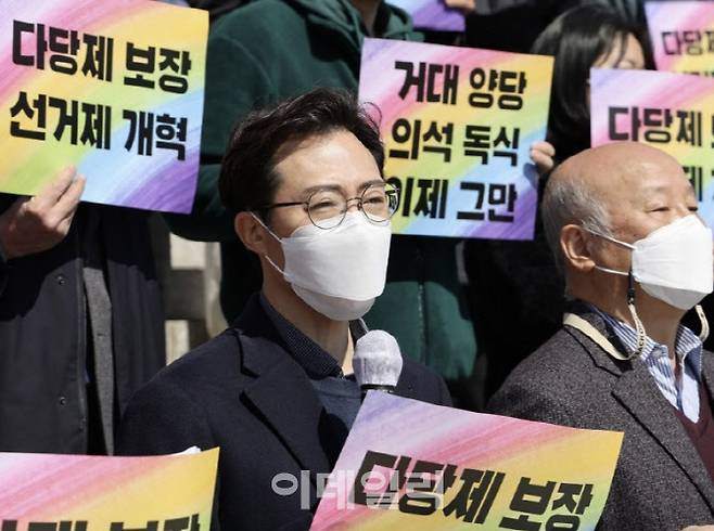 미래당 오태양 대표가 2022년 3월 국회 본관 계단 앞에서 열린 다당제 정치개혁을 촉구하는 기자회견에서 발언하고 있다. (사진=연합뉴스)