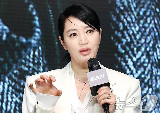배우 김혜수가 8일 서울 영등포구 콘래드호텔에서 열린 디즈니+(플러스) 새 오리지널 시리즈 '트리거’ 제작발표회에 참석해 극 중 캐릭터 소개를 하고 있다. ⓒ News1 권현진 기자