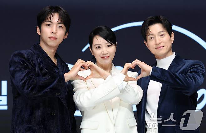 배우 주종혁(왼쪽부터)과 김혜수, 정성일이 8일 서울 영등포구 콘래드호텔에서 열린 디즈니+(플러스) 새 오리지널 시리즈 '트리거’ 제작발표회에 참석해 하트 포즈를 취하고 있다. ⓒ News1 권현진 기자