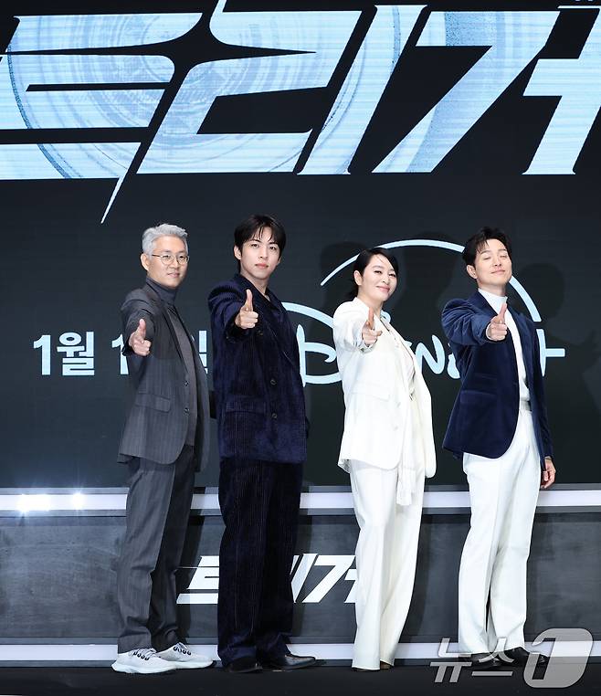 유선동 감독(왼쪽부터)과 배우 주종혁, 김혜수, 정성일이 8일 서울 영등포구 콘래드호텔에서 열린 디즈니+(플러스) 새 오리지널 시리즈 '트리거’ 제작발표회에 참석해 포즈를 취하고 있다. ⓒ News1 권현진 기자