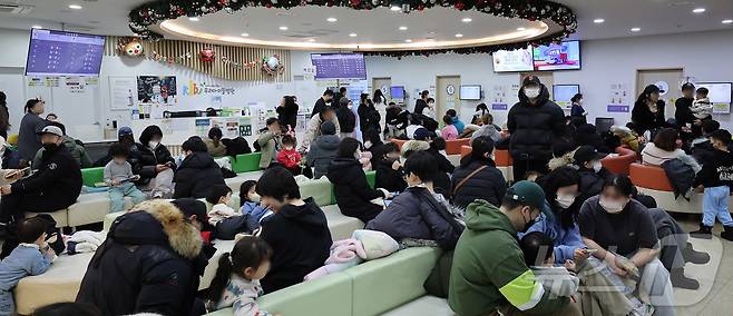 최근 독감(인플루엔자) 유행이 급격하게 확산하고 있는 가운데 5일 서울의 한 어린이병원을 찾은 어린이 환자와 보호자가 진료를 받기 위해 대기하고 있다. 이날 질병관리청에 따르면 지난달 22~28일(2024년 52주차) 국내 외래환자 1000명당 '인플루엔자 의사환자'는 73.9명으로 3주 전인 49주차(7.3명)보다 10배 이상 늘었다. 특히 2024년 52주차 1000명당 인플루엔자 의사환자 73.9명은 2016년 이후 8년 만에 최대 수치다. 2025.1.5/뉴스1 ⓒ News1 박지혜 기자