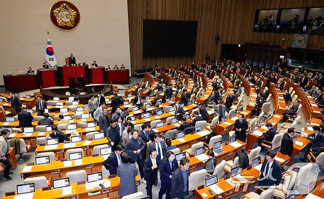 이재명 더불어민주당 대표를 비롯한 야당 의원들이 8일 오후 서울 여의도 국회에서 열린 제420회국회(임시회) 제4차 본회의에서 쌍특검법(내란·김건희 여사 특검법), 농업4법(양곡관리법·농수산물가격안정법·농어업재해대책법·농어업재해보험법 개정안) 등 8개 법안 재의의 건이 부결되자 퇴장하고 있다. 2025.1.8/뉴스1 ⓒ News1 안은나 기자