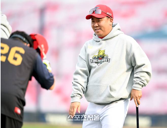 KIA 이범호 감독이 광주-기아 챔피언스 필드에서 한승택의 인사를 받고 있다. 사진 | 최승섭기자 thunder@sportsseoul.com