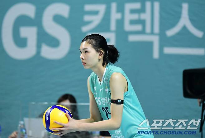 1세트 서브를 넣고 있는 GS칼텍스 뚜이.