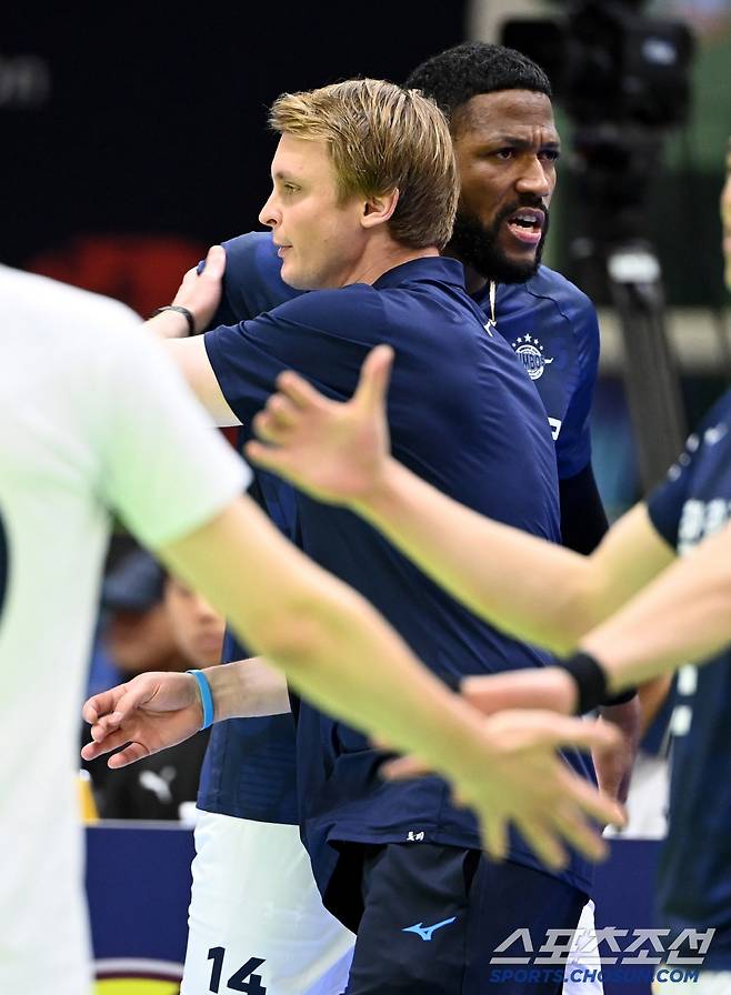 23일 수원체육관에서 열린 V리그 남자부 한국전력과 대한항공의 경기, 대한항공 토미 틸리카이넨 감독이 요스바니와 기쁨을 나누고 있다. 수원=허상욱 기자 wook@sportschosun.com/2024.10.23/