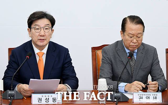 국민의힘 '권영세·권성동' 투톱 체제 이후 첫 쌍특검법(내란·김건희 특검법) 재표결 역시 '부결'이 당론이다. 사진은 권성동 국민의힘 원내대표가 6일 오전 서울 여의도 국회에서 열린 비상대책위원회의에 참석해 모두발언을 하고 있는 모습./배정한 기자
