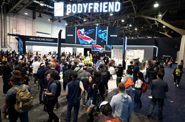 CES 2025 관람객들이 바디프랜드 AI헬스케어로봇 '733' 시연 행사를 살펴보고 있다. (사진=바디프랜드)