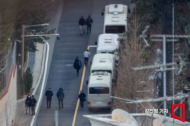 8일 서울 용산구 대통령 관저 출입구가 대형버스에 막혀 있다.