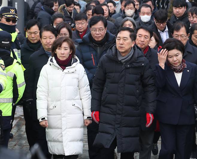 국민의힘 김기현(앞줄 오른쪽) 의원과 나경원(앞줄 왼쪽) 의원이 지난 6일 서울 한남동 대통령 관저 앞에서 열린 ‘윤석열 대통령 체포 영장 집행 시도’ 규탄 집회에 참석해 걸어가고 있다. /전기병 기자