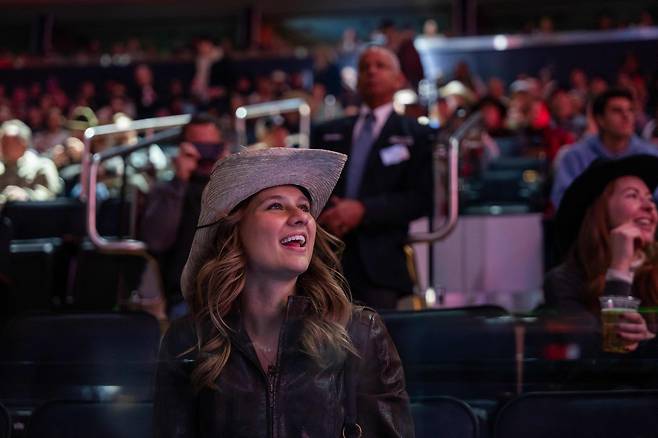 한 여성이 지난 5일 뉴욕 매디슨 스퀘어 가든에서 열린 PBR 로데오에 참가한 프로페셔널 황소 라이더들의 경기를 지켜보고 있다./AFP 연합뉴스