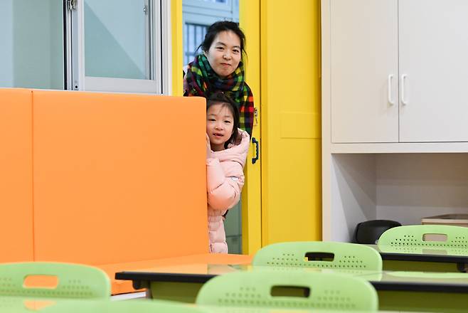 6일 서울 원명초에서 진행된 신입생 예비소집 행사에서 한 예비 초등학생과 학부모가 교실을 살펴보고 있다. / 고운호 기자