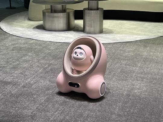 7일(현지시간) 미 라스베이거스 컨벤션센터(LVCC) 센트럴홀에 부스를 마련한 TCL에서 진행된 스마트홈 허브 '에이미(AI Me)'의 시연.. 장우진 기자