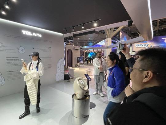 7일(현지시간) 미 라스베이거스 컨벤션센터(LVCC) 센트럴홀에 부스를 마련한 TCL에서 진행된 스마트홈 허브 '에이미(AI Me)'를 관람객들이 지켜보고 있다.. 장우진 기자