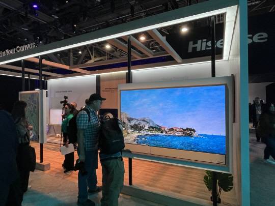 중국7일(현지시간) 미 라스베이거스 컨벤션센터(LVCC) 센트럴홀 중국 하이센스 부스에 바련된 캔버스 TV 공간에서 관람객들이 작품을 관람하고 있다. 장우진 기자