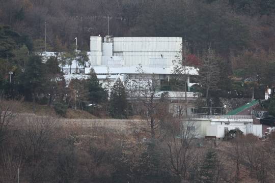고위공직자범죄수사처가 윤석열 대통령에 대한 체포영장을 다시 발부받은 다음 날인 8일 한남동 대통령 관저의 모습.[연합뉴스]