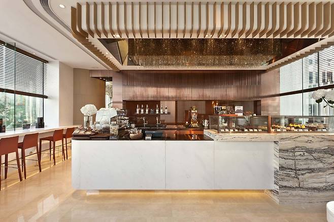 호텔 내 ‘돌체 88’의 홈메이드 디저트와 페이스트리는 배가 허락한다면 몇 개라도 먹어 치울 수 있을 것만 같다.