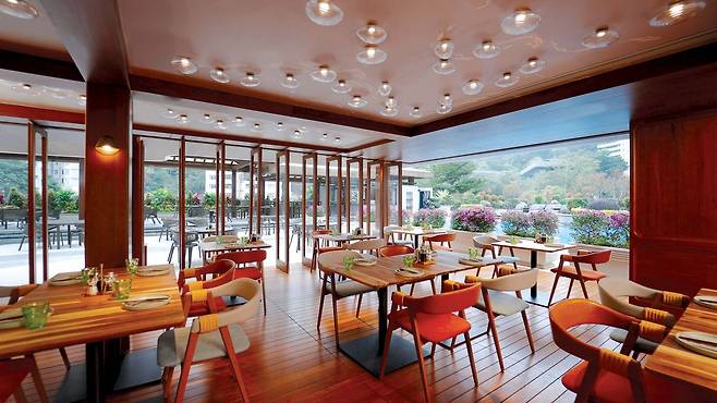 신선한 해산물 요리를 선보이는 '피쉬 바'는 지속 가능성 철학을 토대로 식재료를 엄격히 선택하고 음식물 쓰레기를 줄이기 위해 혁신적인 레시피를 개발한다. 친환경적으로 바다에서 숙성한 와인도 이곳의 시그니처.