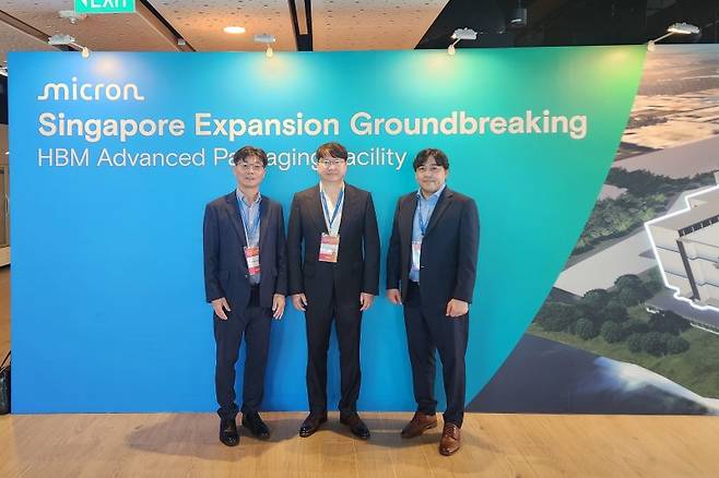 곽동신 한미반도체 회장(가운데)이 8일 싱가포르 우드랜즈에서 열린 신규 HBM 패키징 공장 기공식에 참석한 뒤 기념촬영을 하고 있다. 한미반도체 제공