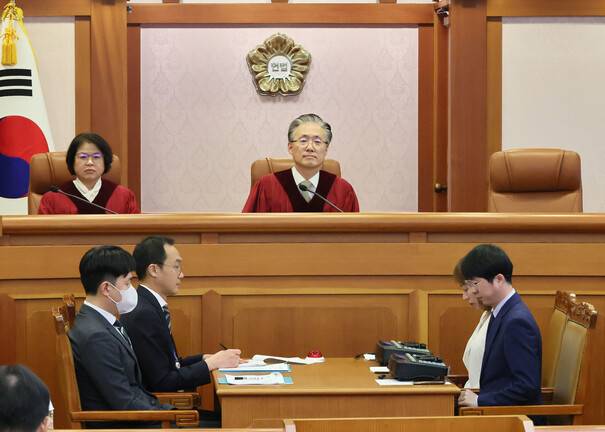 최재해 감사원장 탄핵심판 2회 변론준비 기일인 8일 서울 종로구 헌법재판소 소심판정에서 주심을 맡은 김형두 헌법재판관(오른쪽)과 김복형 헌법재판관이 대기하고 있다. 연합뉴스
