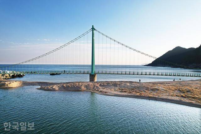축산항 블루로드다리 안팎의 강과 바다가 구분이 되지 않을 정도로 푸른 빛깔이다.