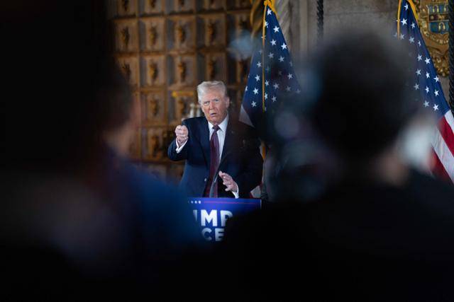 도널드 트럼프 미국 대통령 당선자가 7일 미 플로리다주 팜비치 마라라고의 개인 리조트에서 기자회견을 하고 있다. 팜비치=AFP 연합뉴스