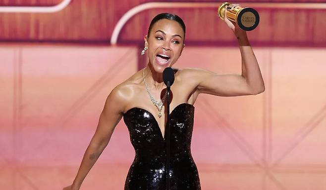 유명 할리우드 배우 조 샐다나(46)가 제82회 골든글로브 시상식​에서 영화 부문 여우조연상 수상소감을 말하는 중 난독증에 대해 이야기했다./사진=The Hollywood Reporter