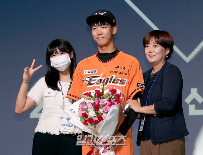 2024 KBO 신인 드래프트가 2023년 9월 14일 오후 서울 중구 웨스틴조선호텔 그랜드볼룸에서 열렸다. 한화 지명을 받은 장충고 황준서가 가족과 기념촬영을 하고있다 정시종 기자 capa@edaily.co.kr