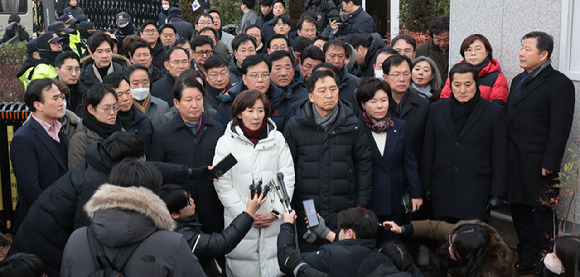 국민의힘 김기현 의원을 비롯한 의원들이 6일 오후 서울 용산구 대통령 관저 앞에서 입장발표를 하고 있다.  [사진=연합뉴스]