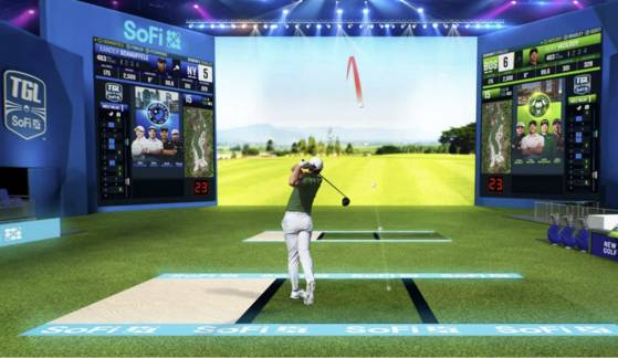 6개 팀 24명의 엘리트 선수가 참가하는 TGL은 스크린 골프와 실제 필드 골프를 결합한 하이브리드형 골프 경기다. TGL 전용 경기장에서 샷을 하는 로리 매킬로이. [사진 TGL]