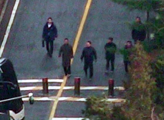 윤석열 대통령이 8일 낮 서울 용산구 한남동 관저에서 오마이뉴스 TV 카메라에 포착됐다. [사진 오마이뉴스TV 캡처]