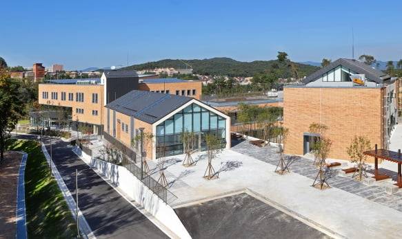 경기 여주시 상거동 반려마루 여주 전경. 교육실이 있는 문화센터 외 반려동물 입양홍보관, 보호견 및 보호고양이 관리동 등이 위치해 있다. /사진=한경DB