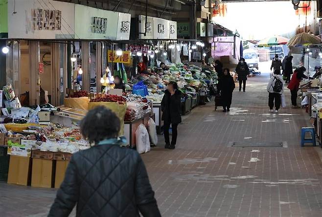 지난달 24일 서울의 한 전통시장이 썰렁한 모습을 보이고 있다. / 연합뉴스