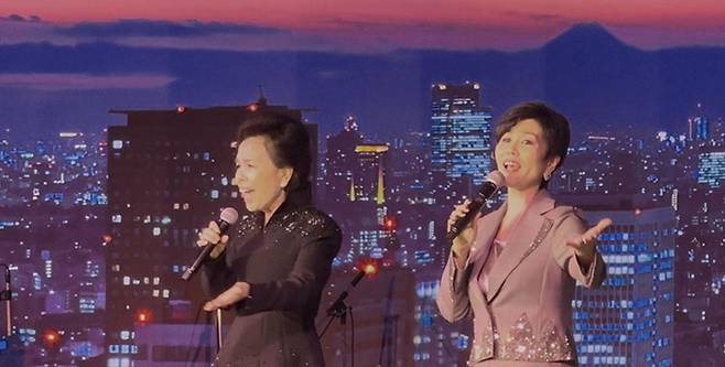 지난 12월 8~9일 일본 도쿄에서 처음으로 모녀 듀엣 무대를 선보인 가수 이미자와 딸 정재은. 정재은은 일본인과 결혼·귀화해 엔카 가수로 활약하고 있다. 사진제공=쇼당이엔티