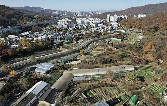 정부가 지난해 11월 5일 개발제한구역(그린벨트) 해제 후 서울시 신규 택지 후보지로 선정한 서초구 서리풀 지구(신원동) 일대 [사진 = 연합뉴스]