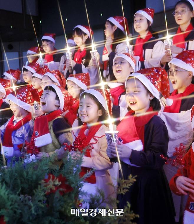 2024년 크리스마스를 앞두고 서울 송파구 서울서문교회 어린이들이 찬송가를 부르는 모습. [매경DB]
